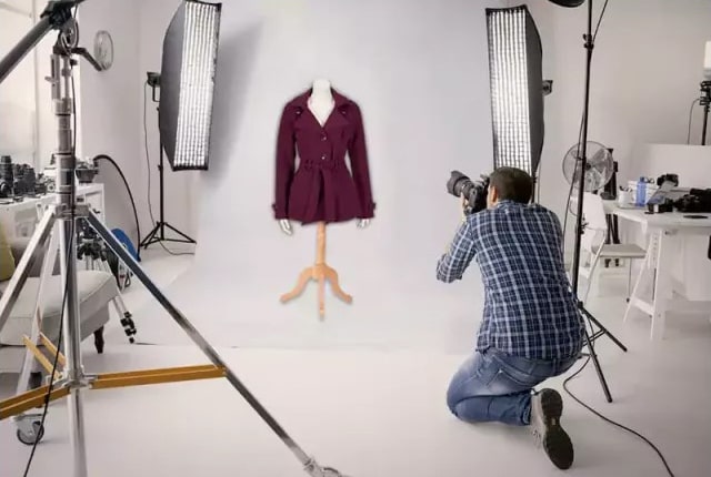 Taking the photo mannequin with clothing
