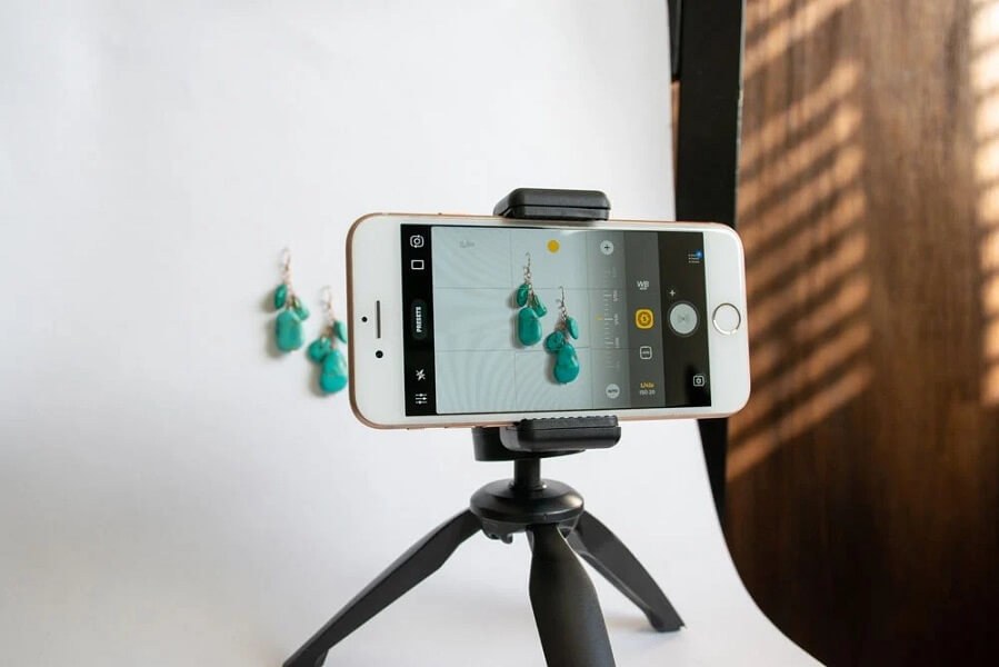 Use a tripod to take jewelry product photos with a phone