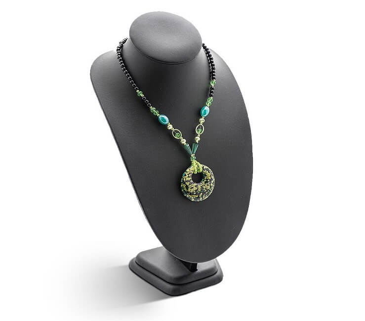 jewelry product photograph by using mannequin