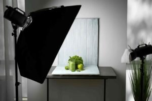 a photo shoot of a green vase with a green smoothie in front of it, presenting a single light protography setup