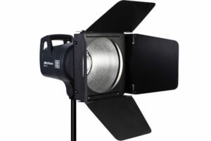 a light with barn door diffuser that is on top of a tripod