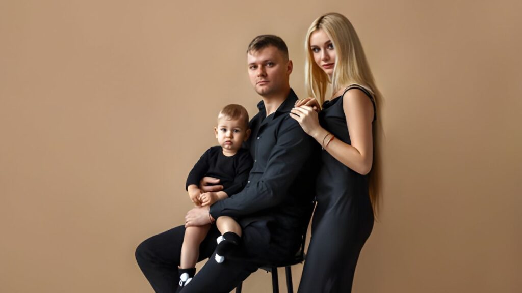 Classic Poses with a Modern Twist Family Photoshoot